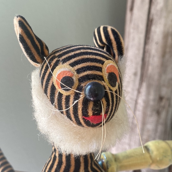 Vintage Stuffed Lion - Picture 2 of 8